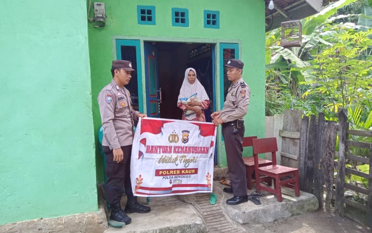 Warga Desa Parda Suka Terima Bansos dari Polsek Maje