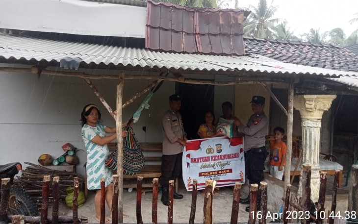 Petani Warga Desa Muarajaya Terima Bansos dari Polsek Maje
