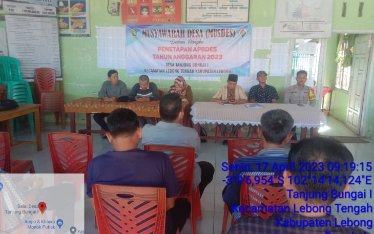 Bhabinkamtibmas Polsek Lebong Tengah Sambang dan Monitoring Penetapan APBDES Tanjung Bunga I
