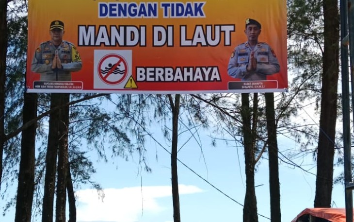 Cegah Laka Laut, Polres Bengkulu Selatan Pasang Spanduk Larangan Mandi di Tepi Pantai Pasar Bawah 