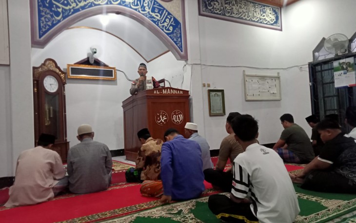 Personel Polres BS Isi Tausiah di Masjid Al Manar