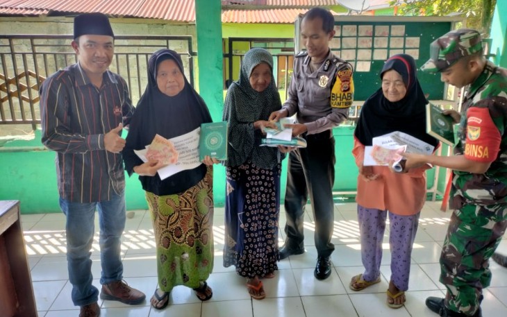Bhabinkamtibmas Polsek Lebong Utara Hadiri Pembagian BLT DD di Desa Kampung Muara Aman