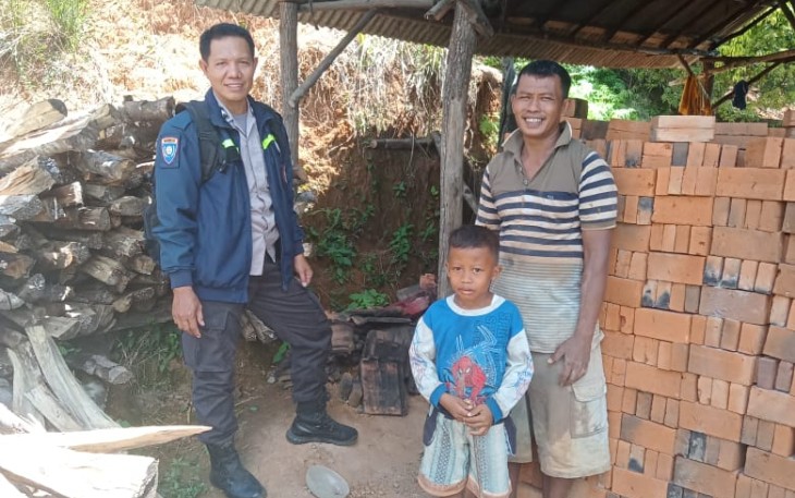 Bhabinkamtibmas Polsek Batik Nau Sambang Warga Desa Binaan untuk Wujudkan Kemitraan