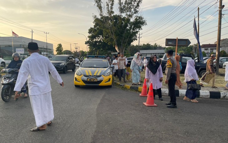 Polsek Gading Cempaka Laksanakan Pengamanan Ibadah Salat Idulfitri Dibeberapa Lokasi