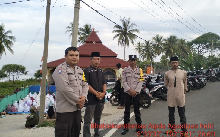 Polsek Air Besi Lakukan Pengamanan Salat Idulfitri di Desa Tanjung Agung