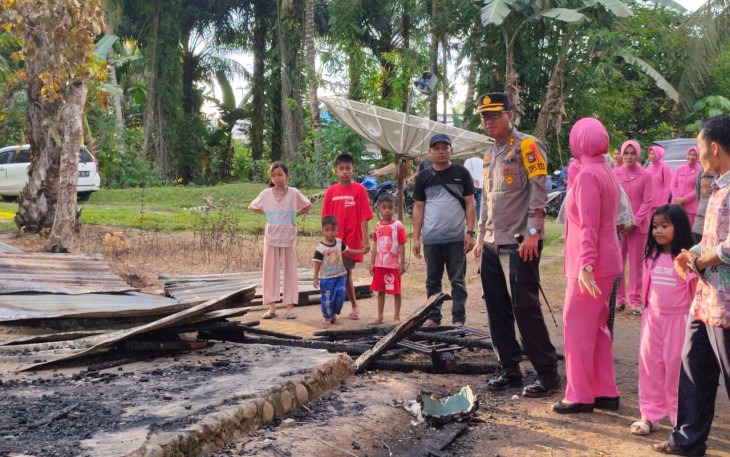 Kapolres Mukomuko dan Ketua Bhayangkari Santuni Korban Kebakaran
