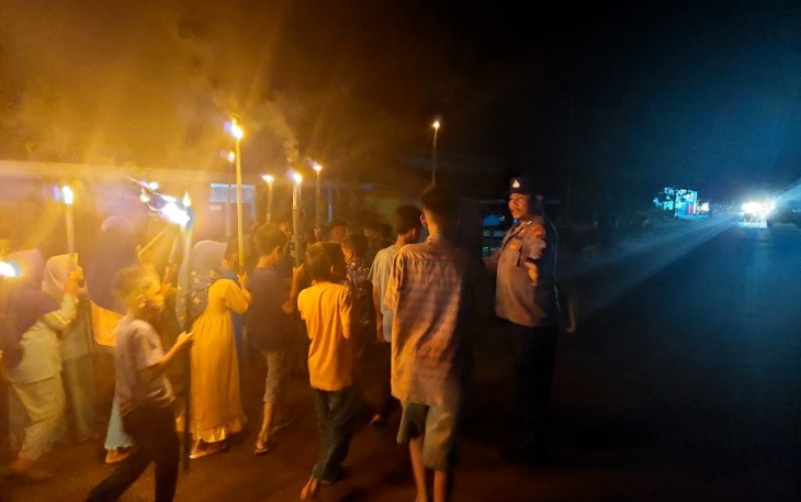 Polsek Air Besi Monitoring dan Pengamanan Pawai Obor dan Takbir Keliling Hari Raya Idulfitri