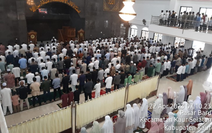 Bersama Forkopimda, Kapolres Kaur Salat Idulfitri di Masjid Agung Al Kahfi