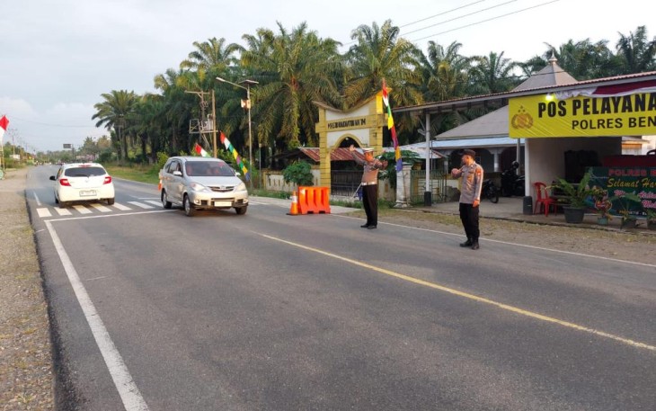 Pastikan Kelancaran Lalu Lintas, Personel Pos Yan Bungamas Pamtur Lalin