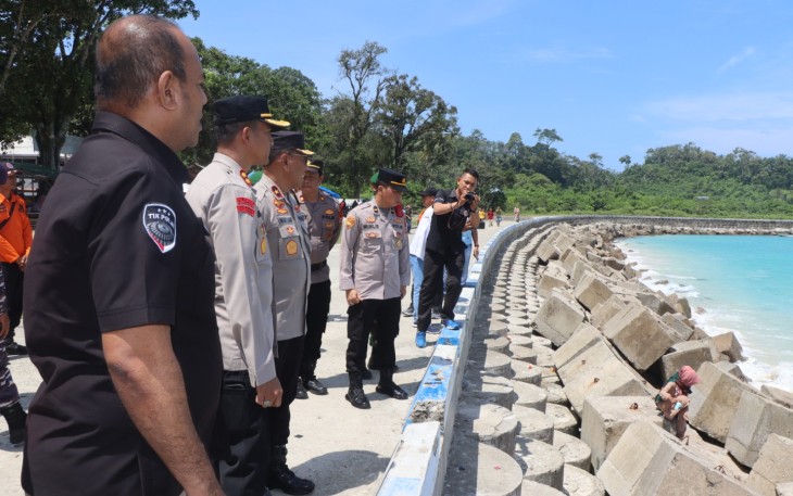 Wakapolda Bengkulu Pantau Masyarakat Berwisata di Pantai Linau Kaur