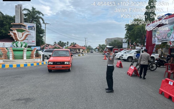 Personel Posyan Depan Kantor DPRD BS Atur Kelancaran Lalu Lintas  Sore