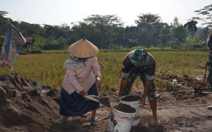 "Nenek Sawiyah sedang bekerja bersama seorang Satgas TMMD Reg ke-117 desa Gentungan kecamatan Mojogedang"