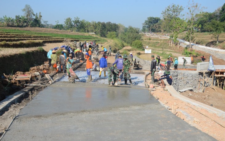 "Satgas TMMD Reguler Ke-117 Kodim 0727/Karanganyar bersama warga sedang mengerjakan betonisasi jalan, sebagai sasaran fisik TMMD di desa Gentungan kecamatan Mojogedang kabupaten Karanganyar"
