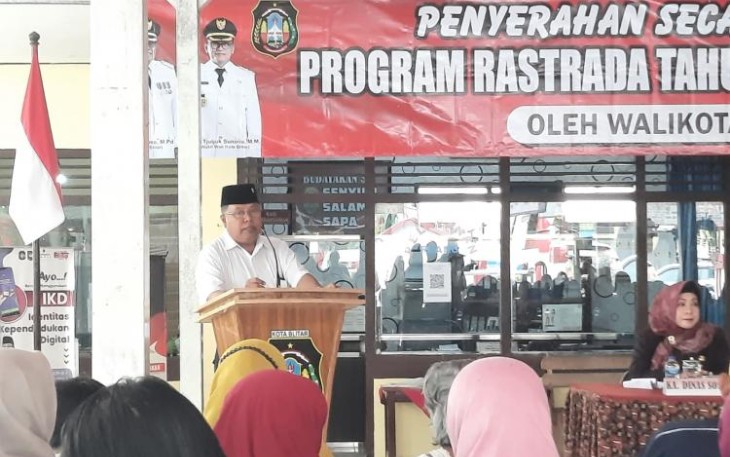 Walikota Blitar Santoso saat Berikan Sambutan Dalam Penyerahan Bantuan Rastrada Tahap 3 ke Warga Kecamatan Kepanjenkidul