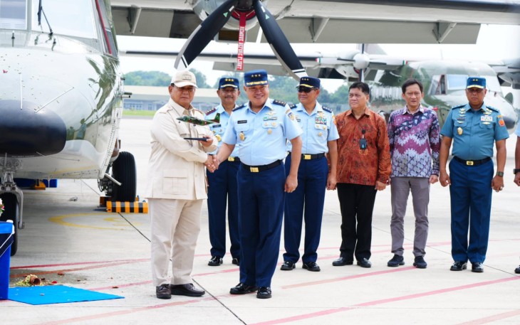 Menteri Pertahanan RI Letjen TNI (Purn) Prabowo Subianto saat melakukan penyerahan Pesawat NC-212i ke TNI AU