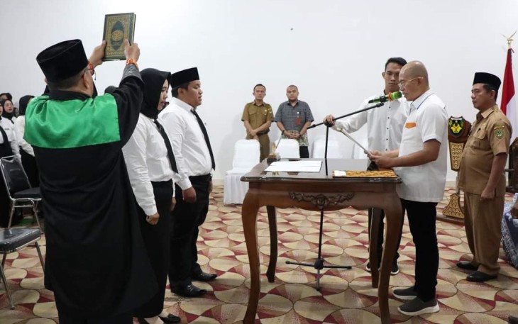 Bupati Bengkulu Selatan Gusnan Mulyadi Lantik 35 Tenaga Kesehatan P3K