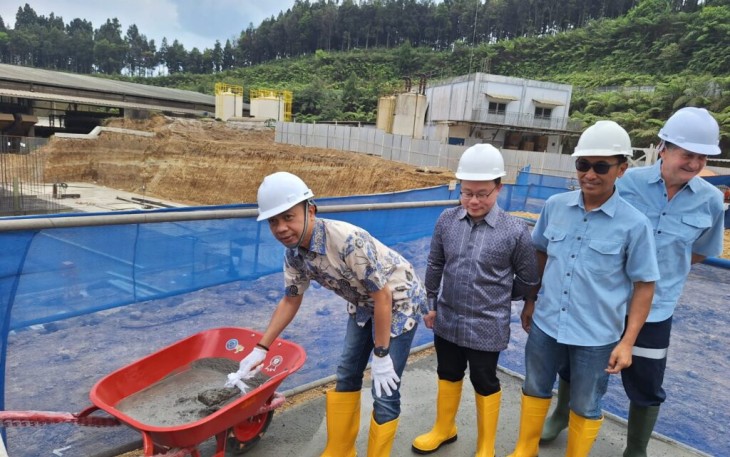 Wakil Bupati Blitar Rahmat Santoso Saat Hadiri Peletakan Batu Pertama Pembangunan Instalasi Pengolahan Biogas PT. Greenfields Indonesia Farm 2 di Kabupaten Blitar.