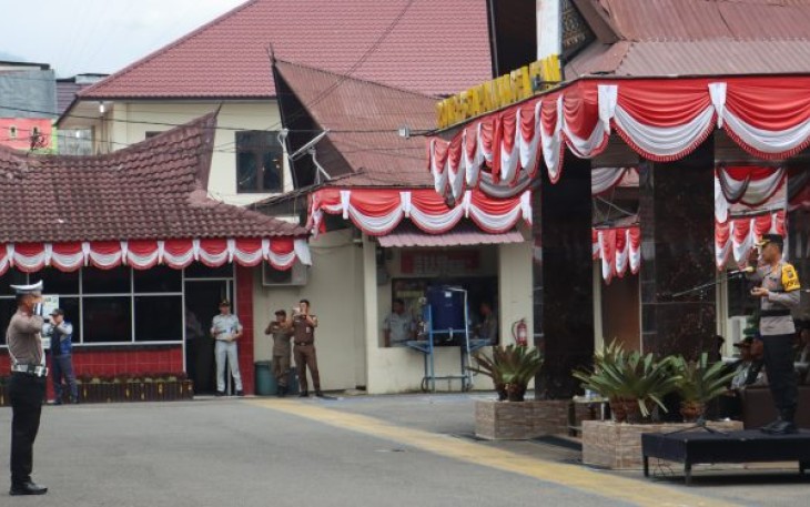 Kapolres Tapanuli Selatan (Tapsel), AKBP Imam Zamroni, SIK, MH, memimpin Apel gelar pasukan Operasi Zebra Toba 2023 di Mako Polres Tapsel, Senin (4/9/2023) pagi.