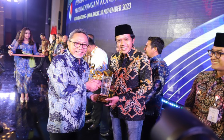 Wakil Bupati Trenggalek, Syah Muhamad Natanegara, saat menerima penghargaan sebagai Daerah Tertib Ukur diserahkan oleh Menteri Perdagangan RI Zulkifli Hasan, acara Penganugerahan Penghargaan Perlindungan Konsumen di Kota Bandung, Jumat (10/11/2023)