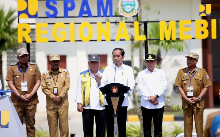Presiden Jokowi didampingi Menteri PUPR Basuki Hadimuljono, Gubernur Sumatera Utara Edy Rahmayadi, Walikota Medan Bobby Afif Nasution, Walikota Binjai Amir Hamzah, dan Bupati Deli Serdang Ashari Tambunan saat meresmikan SPAM Regional Mebidang yang berada di Kota Binjai, Sumatera Utara, Jumat (25/08/2023). 