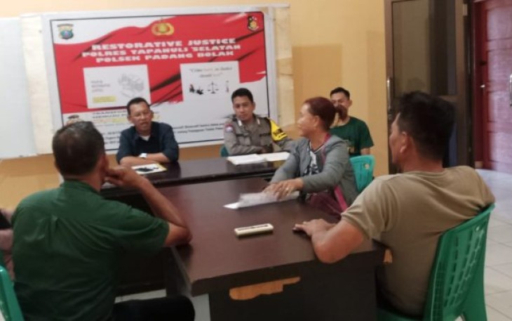 Kanit Reskrim Polsek Padang Bolak, Iptu Mulyadi, SH, memimpin mediasi tersebut.