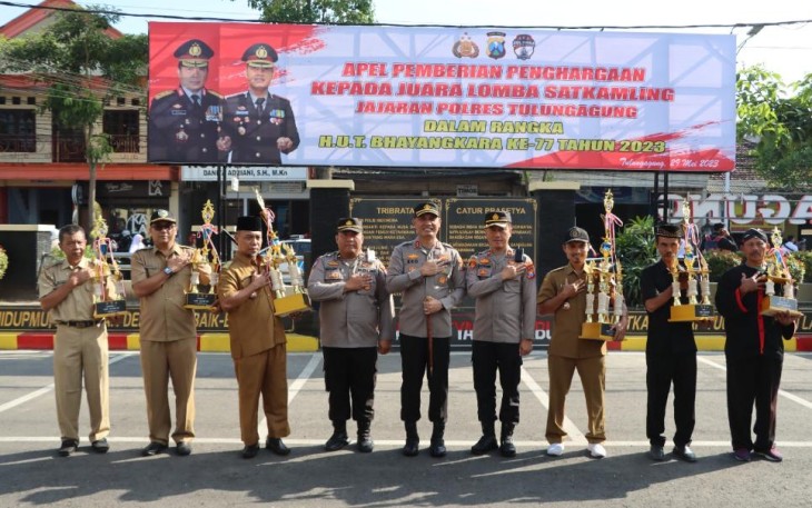 Kapolres Tulungagung AKBP Eko Hartanto SIK, MH tengah, saat foto bersama dengan para peserta pemenang lomba