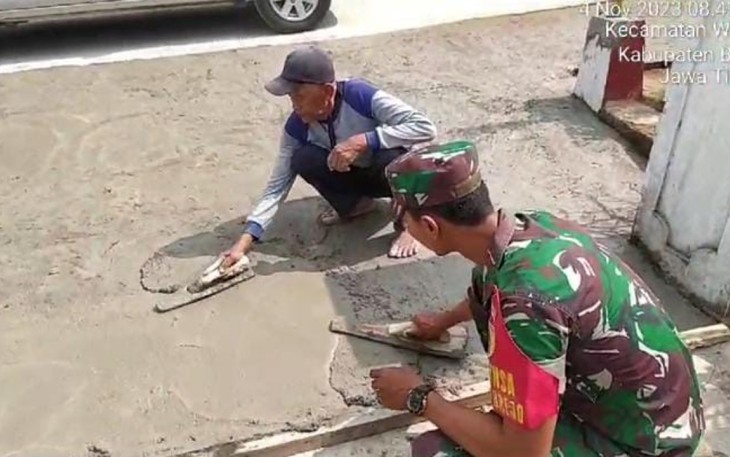 Anggota Koramil Wates Bantu Atasi Kesulitan Warga 
