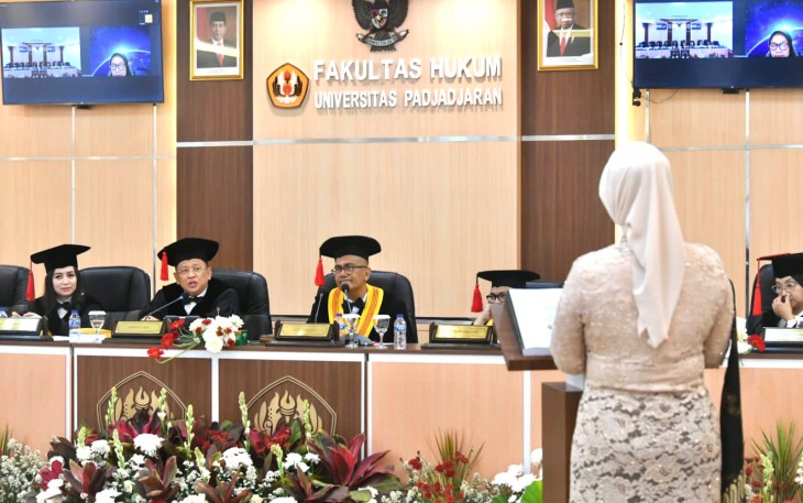 Bamsoet saat menguji disertasi dalam Ujian Sidang Terbuka Program Doktor Ilmu Hukum Fakultas Hukum UNPAD, Isti Novianti dengan tema 'Urgensi Pendirian Lembaga Managemen Kolektif Nasional (LMKN) Untuk Pengelolaan Hak Ekonomi Pencipta, Pemegang Hak Cipta, dan Pemilik Hak Terkait Pada Era Ekonomi Digital' di Universitas Padjadjaran Bandung, Jumat (6/10/23).