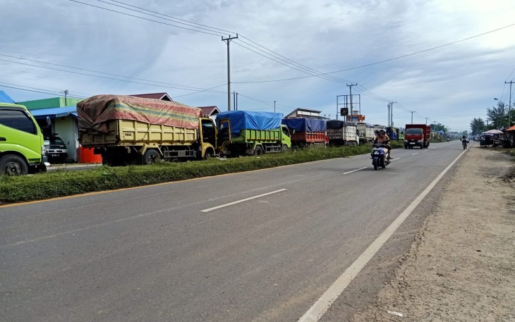 Antrian Kendaraan Truck Batu Bara di Area Pelabuhan Pulau Baai