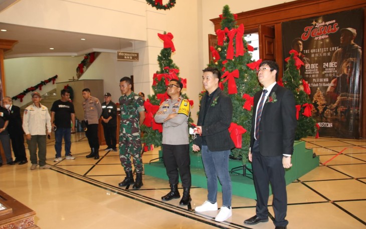 Kapolsek Metro Tamansari Polres Metro Jakarta Barat, Kompol Adhi Wananda saat pelaksanaan Security Assessment di Gereja Kristus Yesus Mangga Besar.