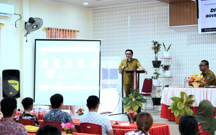 Wali Kota Bitung Maurits Mantiri