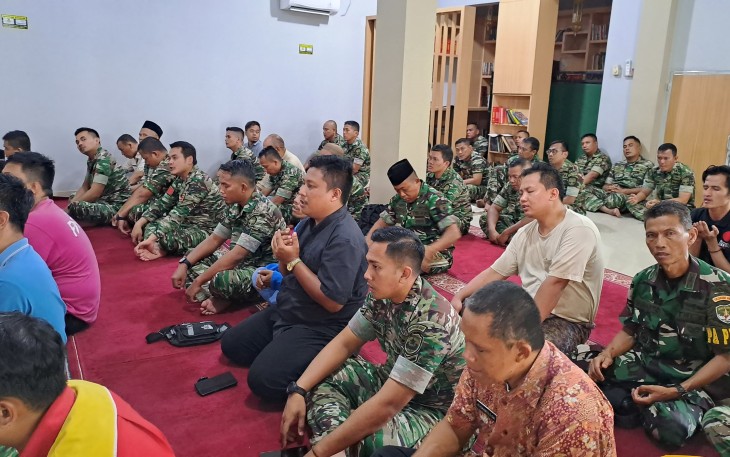 Korem 052/Wkr menggelar doa bersama yang dipimpin oleh Ustadz  Edi Khumaidi selepas melaksanakan sholat Jumat bersama, yang di hadiri langsung oleh Danrem 052/Wkr, Brigjen TNI Putranto Gatot SH,S.Sos.,M.M. bertempat di masjid Al Ikhlas Makorem Jl Boulevard Diponegoro no 108, Bencongan, Kelapa Dua, Kabupaten Tangerang Jumat (29/12/2023)