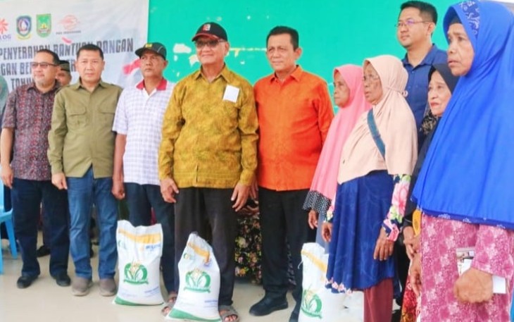 Ansar Ahmad Serahkan Bantuan Beras Tahap II di Nongsa Kota Batam