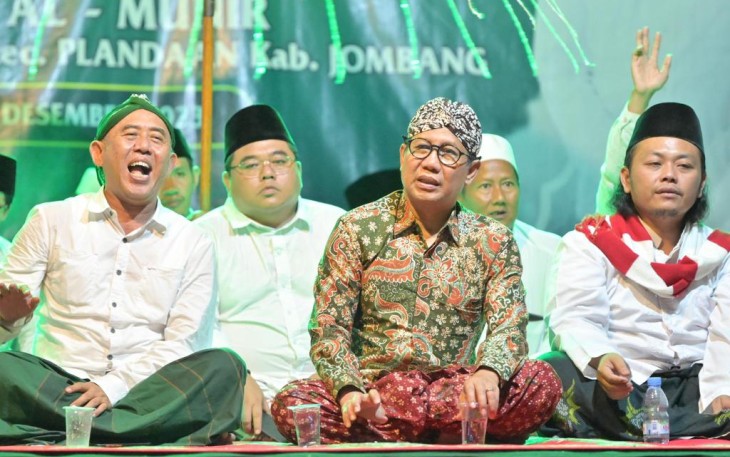 Mendes PDTT Abdul Halim Iskandar saat meresmikan Musala Al-Munir di Dusun Sembung Desa Bangsri, Jombang, Jawa Timur pada Sabtu (9/12/2023) malam.