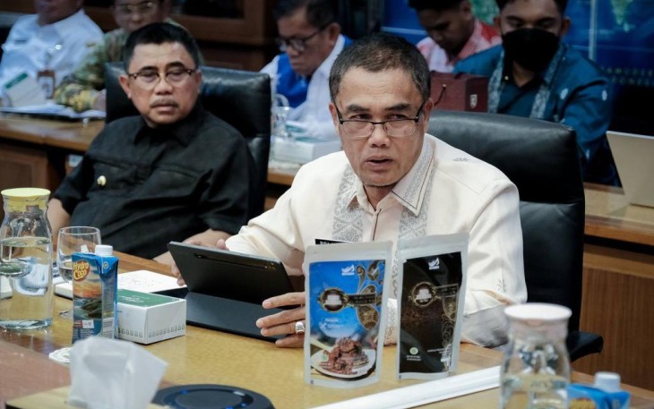 Pj Wali Kota Payakumbuh mempresentasikan peluang pemasaran rendang Payakumbuh di hadapan Menparekraf, Sandiaga Salahuddin Uno, di Jakarta.