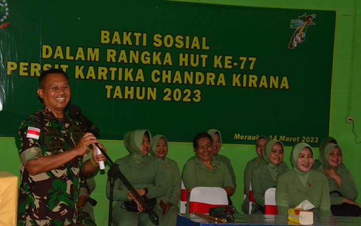 Danrem 174/ATW Bersama Ketua Persit Koorcab Rem 174 saat Baksos Mengunjungi Anak-Anak Panti Asuhan Kartini