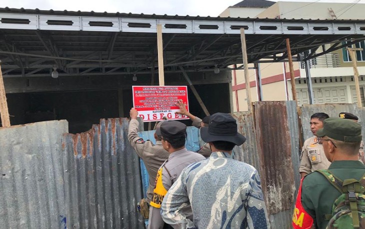 Dinas PUPR Kota Payakumbuh bersama Tim gabungan melakukan penyegelan bangunan.