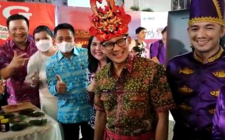 Sekda kota Bitung ir.ign Rudy Theno ST.,MT saat menerima penghargaan dari Menparekraf RI