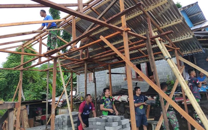 Proses pemasangan atap seng di RTLH milik bapak Galvin Karaki