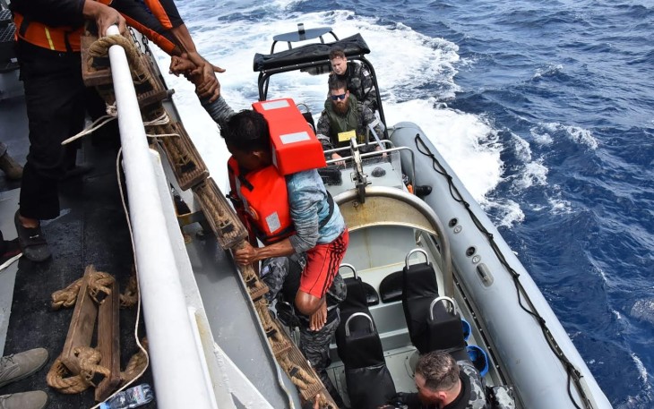 Bakamla RI saat Evakuasi Korban Kecelakaan 2 Kapal di Laut Timor