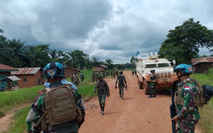 Prajurit Satgas Indo RDB Konga MONUSCO yang tengah mengemban tugas misi perdamaian saat membantu meredakan perang antar suku yang terjadi desa Idohu, Kongo Afrika, Sabtu (24/6/2023).