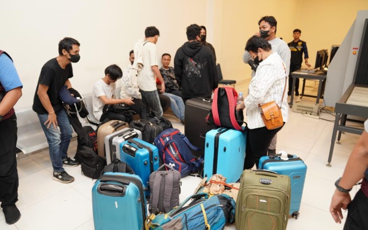 14 WNI terduga Korban TPPO saat tiba di Base Ops Bandara Halim Perdanakusuma, Selasa malam (27/6/2023).