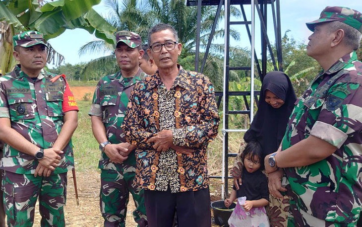 Kepala sekolah SDN 104, Juharmadi, S.Pd, MM pada saat menerima kunjungan Tim Wasev TMMD Sterad dan rombongan kemarin, Kamis (27/7) 