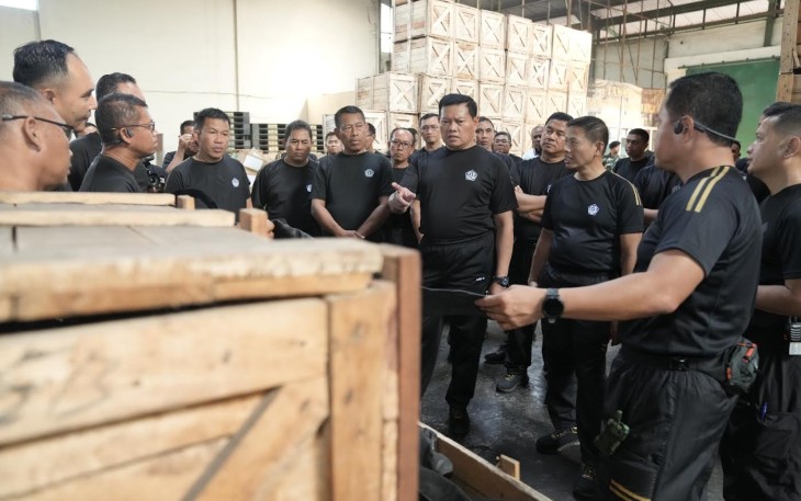 Panglima TNI Laksamana TNI Yudo Margono, S.E., M.M., di sela-sela olahraga bersama dengan personel Babek TNI dalam rangka silahturahmi sekaligus mengecek gudang perbekalan, di Cilincing, Jakarta Utara, Selasa (22/8/2023).