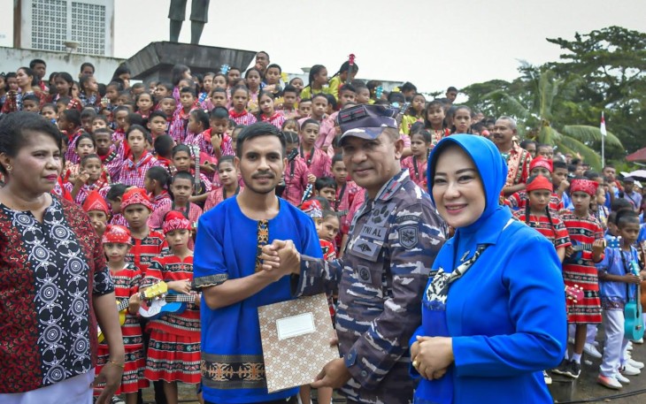 Brigjen TNI (Mar) Said Latuconsina M.M., M.T., M.Tr. Opsla meriahkan acara Saparua Badendang Jukulele bersama siswa dan masyarakat Saparua yang digelar di Lapangan Merdeka Saparua, Kecamatan Saparua, Kabupaten Maluku Tengah pada Kamis (24/08/2023). 