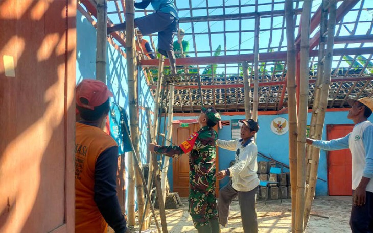 Babinsa Ikut ''Sambatan'' Renovasi Rumah Warga.