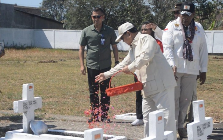 Menhan Prabowo saat Ziarah ke TMP Seroja Atambua Mengenang Pahlawan Gugur di Timor Timur