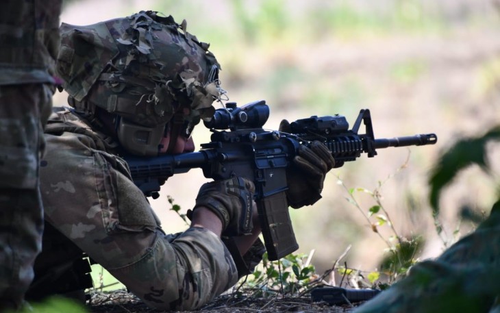Sejumlah personel dari Pasukan TNI, US dan Singapura Latihan menembak, Sabtu (2/9/2023).