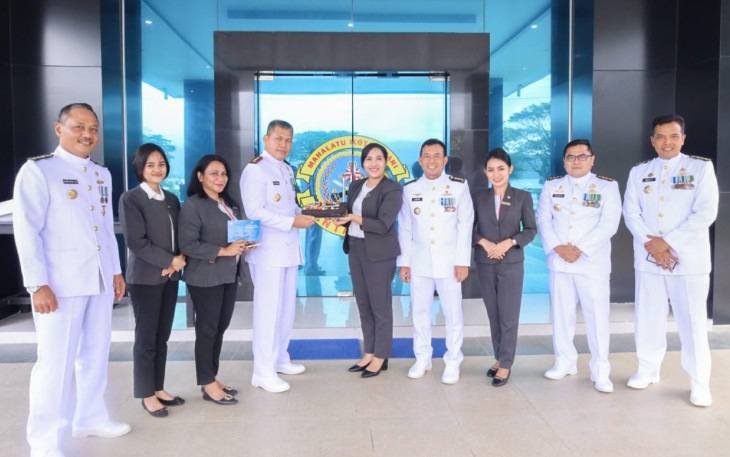 Danlantamal IX saat Terima Kejutan Spesial dari Kapolda Maluku serta Danlanud Pattimura di Kota Ambon   
