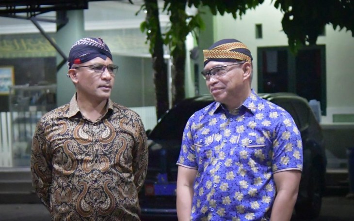 Danlantamal IX saat Dampingi Pangdam XVI Pattimura dan Forkopimda Maluku Saksikan Pagelaran Wayang Kulit Pada Peringatan HUT Ke-78 TNI
